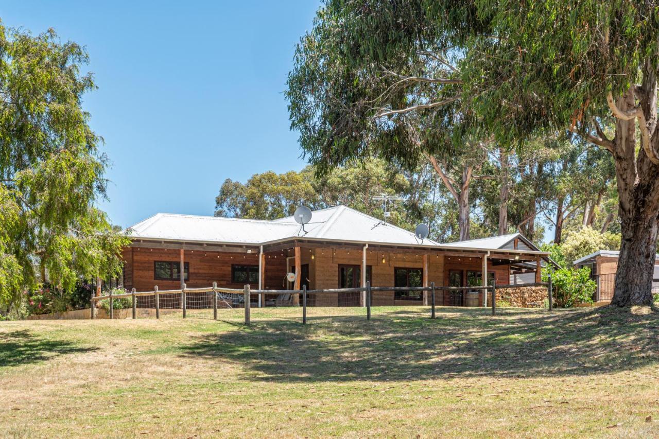 Island Brook Estate Vineyard And Chalets Yelverton Екстер'єр фото