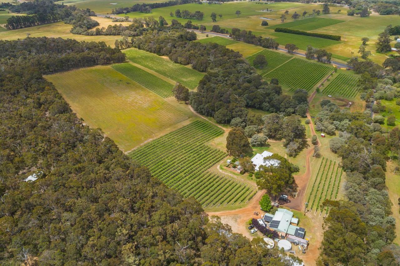 Island Brook Estate Vineyard And Chalets Yelverton Екстер'єр фото