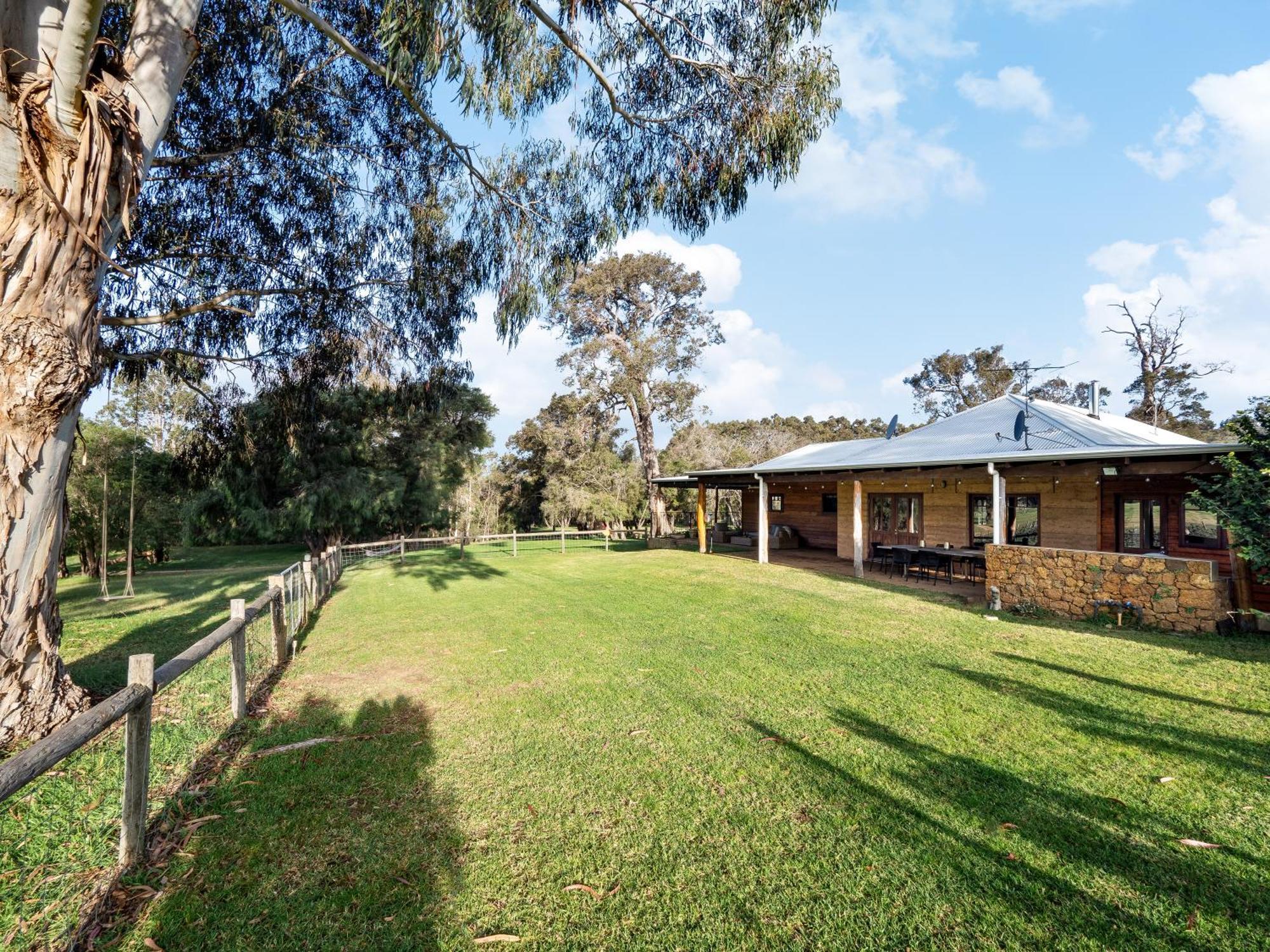 Island Brook Estate Vineyard And Chalets Yelverton Екстер'єр фото